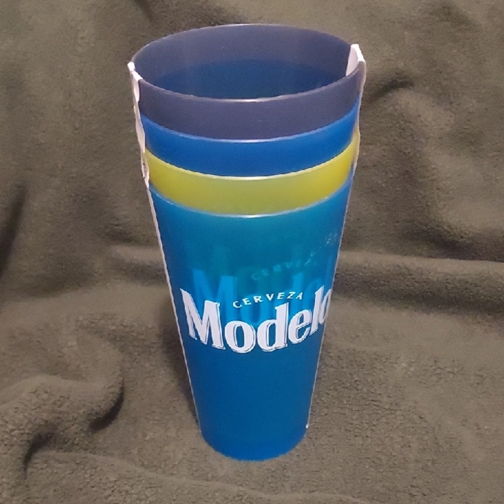4 pack of Modelo 20 oz glasses